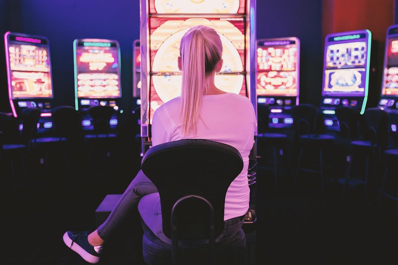 hondatoto apk live roulette table on mobile screen with dealer and real-time chat